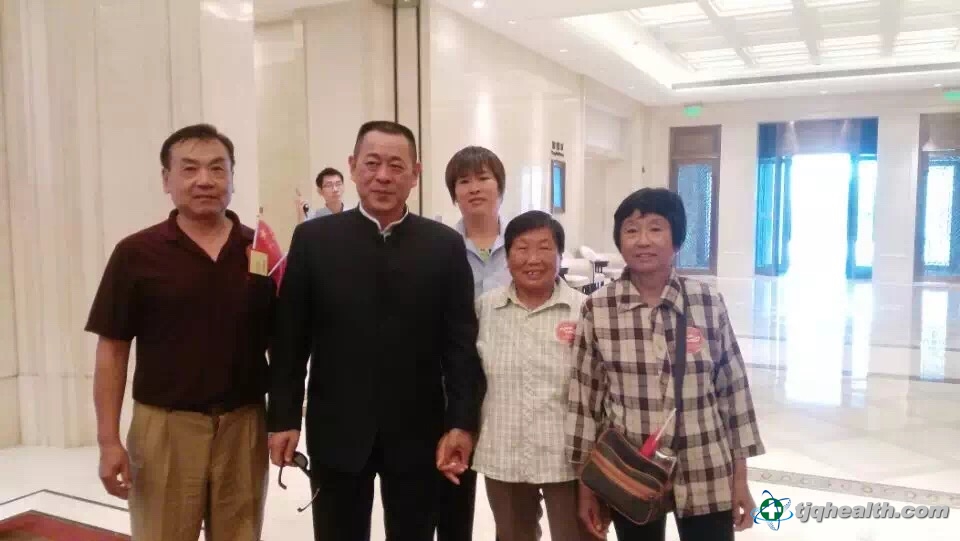 董事长释延豹与j9九游会忠实顾客合影 